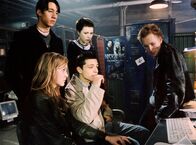 Tatort – Die Clique ist in Sorge: Per Mail sind anonyme Drohungen eingetroffen. V.li.n.re.: Florian (Patrick Diemel), Hanna (Esther Seibt), Lisa (Anna Brüggemann), Marc (Toni Snetberger) und Tim (Christian Blümel).