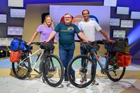 1, 2 oder 3 – Anna Birgmann (l.) und Niko Krauland (r.) sind heute Studiogäste bei "1, 2 oder 3" und erzählen Elton (M.) von ihren Fahrrad-Abenteuern.
