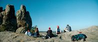 Kinokino Movienight: Raus – Eine erste Hürde ist genommen, als die fünf werdenden Aussteiger sich auf einem Berg zusammengefunden haben, v.li.: Glocke (Matti Schmidt-Schaller), Judith (Milena Tscharntke), Elias (Tom Gronau), Steffi (Matilda Merkel) und Paule (Enno Trebs).