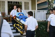 Desperate Housewives – Wird Katherines (Dana Delany, liegend) Racheplan aufgehen?; Wird Katherines (Dana Delany, liegend) Racheplan aufgehen?