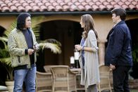 Castle – Gene Simmons (Gene Simmons, l.) von "Kiss" hat den ermordeten Mike Royce persönlich gekannt. Castle (Nathan Fillion, r.) und Beckett (Stana Katic, M.) hoffen von ihm wichtige Informationen zu bekommen.