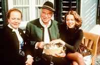 Der Bergdoktor – (v.li.): Enzi Fuchs (Franzi Pirchner), Walther Reyer (Dr. Pankraz Obermayr), Joy Jung (Wynona).