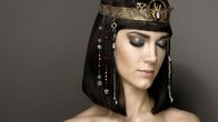 Mythos - Die größten Rätsel der Geschichte – Die legendäre Pharaonin Kleopatra ist eine der faszinierendsten und einflussreichsten Frauen der Geschichte. Aber wer ist die wahre Kleopatra, die Frau hinter dem Mythos?