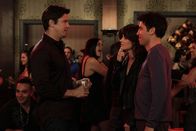 How I Met Your Mother – Während Barney und sein Vater Jerry, sich besser kennenlernen möchten, trifft Robin (Cobie Smulders, 2.v.r.) einen Mann (Michael Trucco, l.), auf den sie schon lange ein Auge geworfen hat. Ted (Josh Radnor, r.) ist überrascht ...