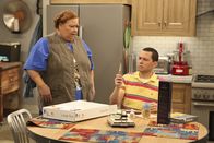 Two and a Half Men – Sind irritiert, als sie Dinge erhalten, die nur von Charlie stammen können. Berta (Conchata Ferrell, l.) und Alan (Jon Cryer, r.) vermuten, dass er noch am Leben ist. Doch sollen sie Recht behalten?