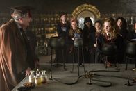 Harry Potter und der Halbblutprinz – Schon bald kann Hermione (Emma Watson, r.) den Zaubertrank-Professor Horace Slughorn (Jim Broadbent, l.) von ihren umfassenden Kenntnissen überzeugen. Doch dann entdeckt Harry Potter ein altes Schulbuch, in dem die tollsten Zaubertränke festgehalten sind ...