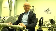SMS - Schwanke meets Science – Karsten Schwanke in einem Fitnessgerät zur Reha für Astronauten, die lange Zeit der Schwerelosigkeit ausgesetzt waren.