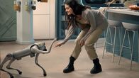 DreaMars – Joy (Ofirr Peretz) spielt mit Amzik, den sie programmiert hat.