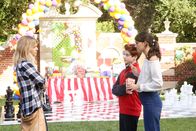 The Mick – Es entflammt ein Wettstreit zwischen Mickey (Kaitlin Olson, l.) und den Geschwistern Sabrina (Sofia Black-D'Elia, r.) und Chip (Thomas Barbusca, M.). Wer wird die beste Überraschung für Bens Geburtstag haben?