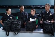 The Rookie – Angela Lopez (Alyssa Diaz, l.), Jackson West (Titus Makin Jr., 2.v.l.), Lucy Chen (Melissa O'Neil, 2.v.r.) und Tim Bradford (Eric Winter, r.) machen sich bereit für ihren Einsatz.