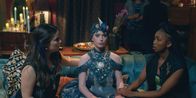 Spellbound - Verzaubert in Paris – Mia (Abigail O'Regan, M.) kann sich nicht erinnern, was an diesem Abend passiert ist. Amy (Imogen Mackie Walker, l.) und Lola (Gomolemo Kitso Tsagae, r.) beruhigen sie.