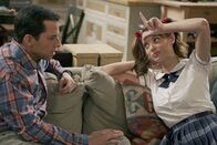 Two and a Half Men – Gerade als Mia sich dazu entschlossen hat, die der Enthaltsamkeit zu beenden zu beenden, taucht Kandi auf. Charlie bittet deshalb Alan (Jon Cryer, l.) sich um Kandi (April Bowlby, r.) zu kümmern ...