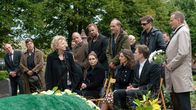 Das Begräbnis – Familie und Angehörige trauern am Sarg: Patrick (Dirk Martens, oben v. l. n. r.), Klaus (Jörg Gudzuhn), Hildegard (Christine Schorn), Frank (Uwe Preuss), Mike (Dominic Boeer), Carsten (Martin Brambach), Böcki (Gustav Schmidt), Torsten (Devid Striesow), Sabine (Claudia Michelsen, unten v. l n. r.), Anna (Anja Kling), Gaby (Catrin Striebeck) und Kevin (Enno Trebs).