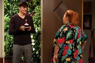 Two and a Half Men – Da Berta (Conchata Ferrell, r.) wenig Interesse daran hat, ihren Geburtstag zu feiern, versucht Walden (Ashton Kutcher, l.) sein Möglichstes, den Tag besonders zu gestalten ...