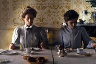 Zimmer mit Aussicht – L-R: Charlotte Bartlett (Maggie Smith) und Lucy Honeychurch (Helena Bonham Carter)