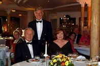 Das Traumschiff – Vor der großen "Traumschiff"-Gala hat Kapitän Paulsen seine engsten Mitarbeiter, Beatrice (Heide Keller) und Dr. Schröder (Horst Naumann), zum Dinner eingeladen.