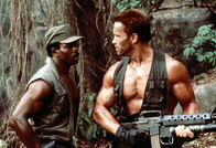 Predator – Dillon (Carl Weathers, l.) und Dutch (Arnold Schwarzenegger, r.) sind auf der Suche nach dem unsichtbaren Feind.