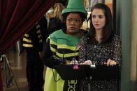 Community – Die Gruppe plant unter Annies (Alison Brie, r.) Leitung eine Anti-Drogen-Show, zu der neben Shirley (Yvette Nicole Brown, l.) und den anderen aus der Lerngruppe 50 Teenies einer benachbarten Mittelschule kommen sollen. Anfangs scheint alles gut zu laufen ...