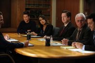 The Grinder - immer im Recht – v.r.) und Stewart (Fred Savage, r.) genug Arbeit, doch dann macht Dean eine dramatische Anschuldigung.