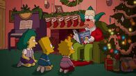 Die Simpsons – Es scheint, als würde Krusty (r.) zu Weihnachten den Kindern (v.l.n.r.) Sophie, Bart und Lisa schöne Weihnachtsgeschichten vorlesen, doch bei ihm ist alles nur Show ...