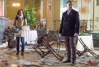 Elementary – Dr. Watson (Lucy Liu, l.) und Sherlock Holmes (Jonny Lee Miller, r.) werden an den Ort einer Bombenexplosion gerufen ...