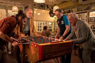 Rückkehr nach Rimini – Wie früher: Helmut (Karl Fischer, 2.), Peter (Reiner Bock) und Edgar (Bernhard Schütz, re.) spielen mit einem anderen Gast Tischkicker.