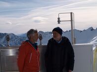Alpen in Not – Wird Wintersport in 10, 20 oder 30 Jahren noch in den Alpen möglich sein? Ist die Wasserversorgung weiterhin gesichert? Im Schneefernerhaus auf der Zugspitze trifft Harald Lesch (r.) den Glaziologen Dr. Christoph Mayer (l.) von der Bayerischen Akademie der Wissenschaften, der spannende Antworten auf die Fragen hat.