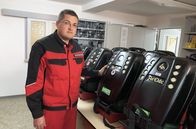 Echt – Oberführer Andy Tauber muss den Sauerstoffvorrat seiner Leute im Blick behalten, sonst wird es gefährlich: „Ich brauche so viel Sauerstoff, um an meinen Einsatzort zu kommen und noch zweimal so viel als Reserve für den Rückweg.“