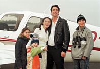 Unser Kindermädchen ist ein Millionär – Max (Gregor Törzs) mit seiner neuen Braut Elena (Julia Stemberger) und ihren Kindern Walter (Fabian Grass, re.), Tina (Vespa Vasic) und Hänschen (Adrian Wahlen).