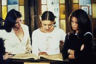Charmed - Zauberhafte Hexen – (v.l.n.r.) Prue (Shannen Doherty); Phoebe (Alyssa Milano); Piper (Holly Marie Combs)