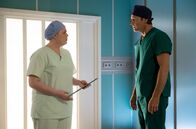 In aller Freundschaft – Dr. Martin Stein (Bernhard Bettermann) erkundigt sich besorgt bei Schwester Miriam (Christina Petersen), ob Dr. Globisch seinem Patienten begegnet ist. Irgendwie wird das alles immer mysteriöser für Miriam. Was ist nur mit diesem Patienten?