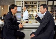 Rote Rosen – ARD ROTE ROSEN FOLGE 1471 Uhr im ERSTEN. Alfred (Rolf Nagel, M.) hört alarmiert, wie Lorenzo (Coco Wallraff, l.) Gunter (Hermann Toelcke, r.) auf Benitas missliche Lage anspricht.