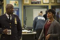 Brooklyn Nine-Nine – Captain Ray Holt (André Braugher, l.); Debbie (Niecy Nash, r.)