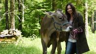 Frühling – Katja Baumann (Simone Thomalla) ist froh, die Kuh wieder eingefangen zu haben, die ihr vorher entlaufen war.