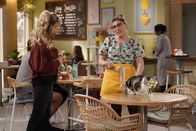 Call Me Kat – Zoey (Margie Mays, l.); Kat (Mayim Bialik, r.)