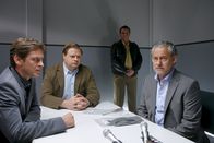 Die Rosenheim-Cops – Die Cops Christian Lind (Tom Mikulla, l.), Tobias Hartl (Michael A. Grimm, 2.v.l.) zweifeln an der Glaubwürdigkeit des EU-Abgeordneten Eckart König (Rolf Kanies, r.). Polizist im Hintergrund: Komparse.