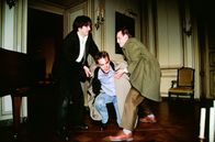 Kommissar Rex – Kommissar Richie Moser (Tobias Moretti, li.) und Ernst Stockinger (Karl Markovics, re.) führen Stefan Lanz (Gedeon Burkhard) ab.