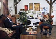 Rote Rosen – Ben (Hakim Michael Meziani, r.) analysiert vor Torben (Joachim Kretzer, l.), dass er seine Midlife-Crisis nur annehmen, aber nicht bekämpfen kann.