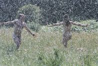 Lady Chatterley – Constance (Marina Hands) und Parkin (Jean-Louis Coullo'ch) genießen den warmen Sommerregen.