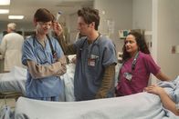 Scrubs - Die Anfänger – Da J.D. (Zach Braff, M.) und seine Freunde ja nun schon als vollwertige Ärzte zum festen Personal der Klinik gehören, werden ihnen ein paar Medizinstudenten als Assistenten anvertraut - genau solche, wie sie selbst vor nicht allzu langer Zeit noch waren. J.D. hat sich dabei mit der Ausbildung des Studenten Josh (D. J. Qualls, l.) zu befassen ...