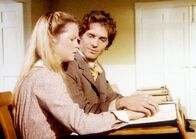 Unsere kleine Farm – Der Lehrer Adam (Linwood Boomer, r.) hilft Mary (Melissa Sue Anderson, l.), die Blindenschrift zu lernen.