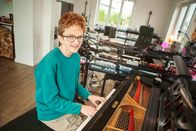 einfach Mensch – Mika Rocky Mai (14) ist sehbeeinträchtigt und kann daher keine Noten lesen. Er lernt und spielt Musik mithilfe seines absoluten Gehörs.