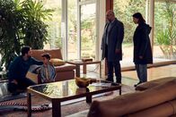 neoriginal: Unbroken – Gemeinsam kommen Alex (Aylin Tezel, r.) und Nowak (Özgür Karadeniz, 2.v.r.) der Enthüllung immer näher. Ihre Suche führt erneut zu Radu Motrescu (Aleksandar Tesla, l.) und seinem Sohn (Christiano Papasimos, 2.v.l.).