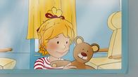 Meine Freundin Conni – Conni fliegt über den Wolken. Mit Teddy im Arm beobachtet Conni, wie die Häuser unter ihr kleiner und kleiner werden.