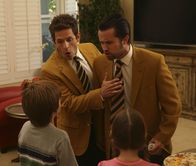 It's Always Sunny in Philadelphia – Dennis (Glenn Howerton, l.) und Mac (Rob McElhenney, r.) wollen als Immobilienhändler durchstarten und nutzen die altbekannte Masche des guten Immobilienhändlers und des bösen Immobilienhändlers ...