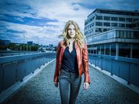 Legends – (2. Staffel) - Verzweifelt sucht Gabi (Winter Ave Zoli) die Schwachstelle von Gangster Dmitry ...