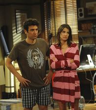 How I Met Your Mother – Seitdem Robin (Cobie Smulders, r.) zu ihm gezogen ist, hat Ted (Josh Radnor, l.) mit ihr zunehmend Konflikte wegen ihrer Schlampigkeit. Da sich beide während ihrer Beziehung nie über dieses Thema gestritten haben, kommen die beiden zu der Überzeugung, dass ihnen der gemeinsame Sex fehlt ...