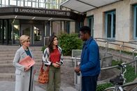 SOKO Stuttgart – "SOKO Stuttgart - Straflust": Am Abend vor einem wichtigen Prozess wird die Schöffin Johanna Krüger hinterrücks im Stuttgarter Schlosspark erschossen. Martina Seiffert (Astrid M. Fünderich, l.) und Lea Gomez (Jasmin Gassmann, M.) gehen dem Verdacht nach, dass der wegen räuberischen Diebstahls angeklagte Essam Keita (Ben Andrews Rumler, r.) etwas mit dem Mord zu tun hat.
