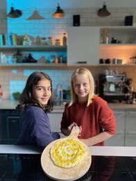 Schmecksperimente – Elvan und Ida präsentieren ihren Eierstrudel.