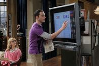 The Big Bang Theory – Die Vorbereitungen für eine wissenschaftliche Tagung laufen auf Hochtouren: Bernadette (Melissa Rauch, l.) und Sheldon (Jim Parsons, r.) ...